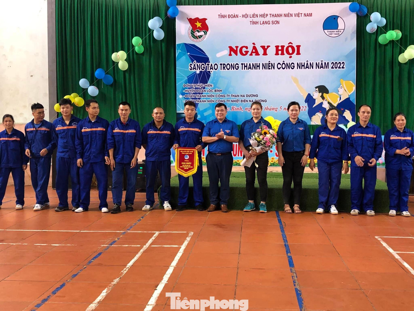 Trao cờ lưu niệm cho các đội công nhân trẻ tham gia ngày hội -Ảnh: Duy Chiến Trao cờ lưu niệm cho các đội công nhân trẻ tham gia ngày hội -Ảnh: Duy Chiến