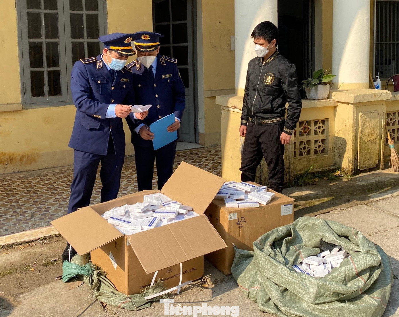 Ngày 3/3, lực lượng Quản lý Thị trường tỉnh Lạng Sơn tiếp tục bắt giữ thêm một vụ vận chuyển vật tư y tế bất hợp pháp -Ảnh: Bình Nguyên Ngày 3/3, lực lượng Quản lý Thị trường tỉnh Lạng Sơn tiếp tục bắt giữ thêm một vụ vận chuyển vật tư y tế bất hợp pháp -Ảnh: Bình Nguyên