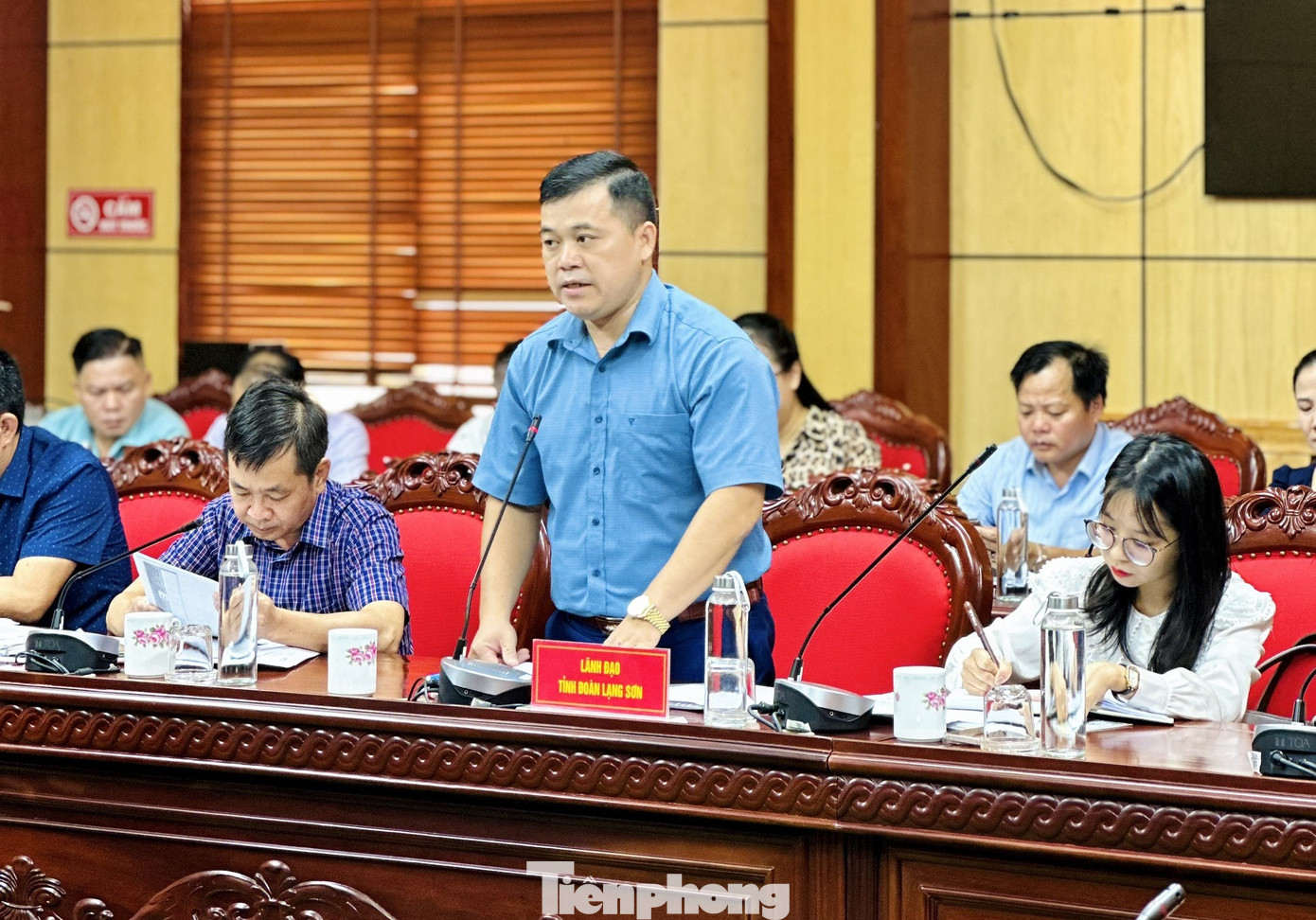 Anh Lăng Văn Chí - Phó Bí thư Thường trực Tỉnh Đoàn Lạng Sơn thay mặt đoàn công tác phát biểu ý kiến về việc thực hiện Luật thanh niên và chiến lược phát triển thanh niên trong giai đoạn mới. Anh Lăng Văn Chí - Phó Bí thư Thường trực Tỉnh Đoàn Lạng Sơn thay mặt đoàn công tác phát biểu ý kiến về việc thực hiện Luật thanh niên và chiến lược phát triển thanh niên trong giai đoạn mới.