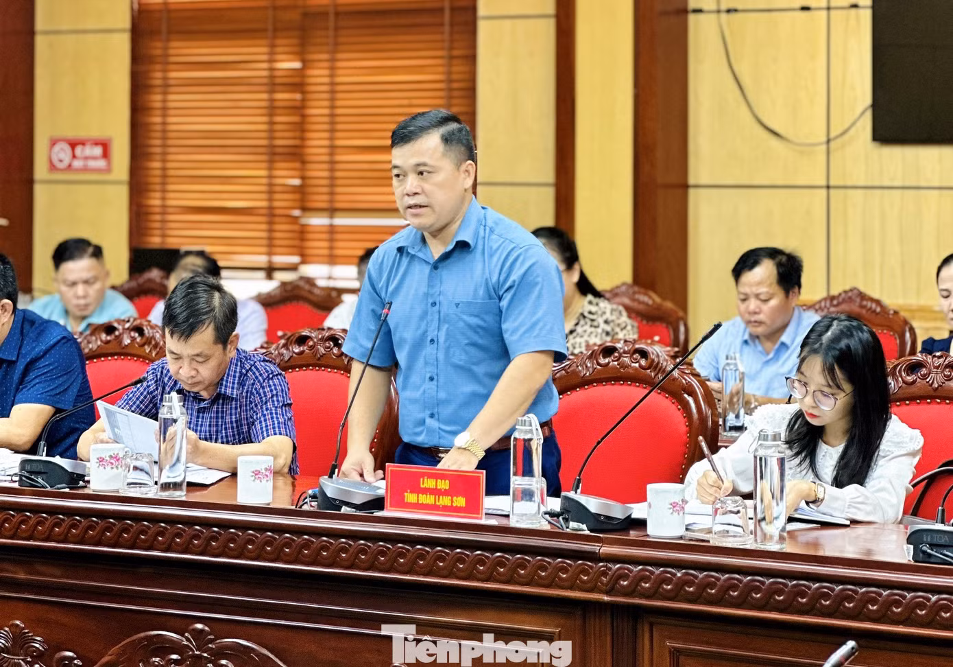 Anh Lăng Văn Chí - Phó Bí thư Thường trực Tỉnh Đoàn Lạng Sơn thay mặt đoàn công tác phát biểu ý kiến về việc thực hiện Luật thanh niên và chiến lược phát triển thanh niên trong giai đoạn mới. Anh Lăng Văn Chí - Phó Bí thư Thường trực Tỉnh Đoàn Lạng Sơn thay mặt đoàn công tác phát biểu ý kiến về việc thực hiện Luật thanh niên và chiến lược phát triển thanh niên trong giai đoạn mới.