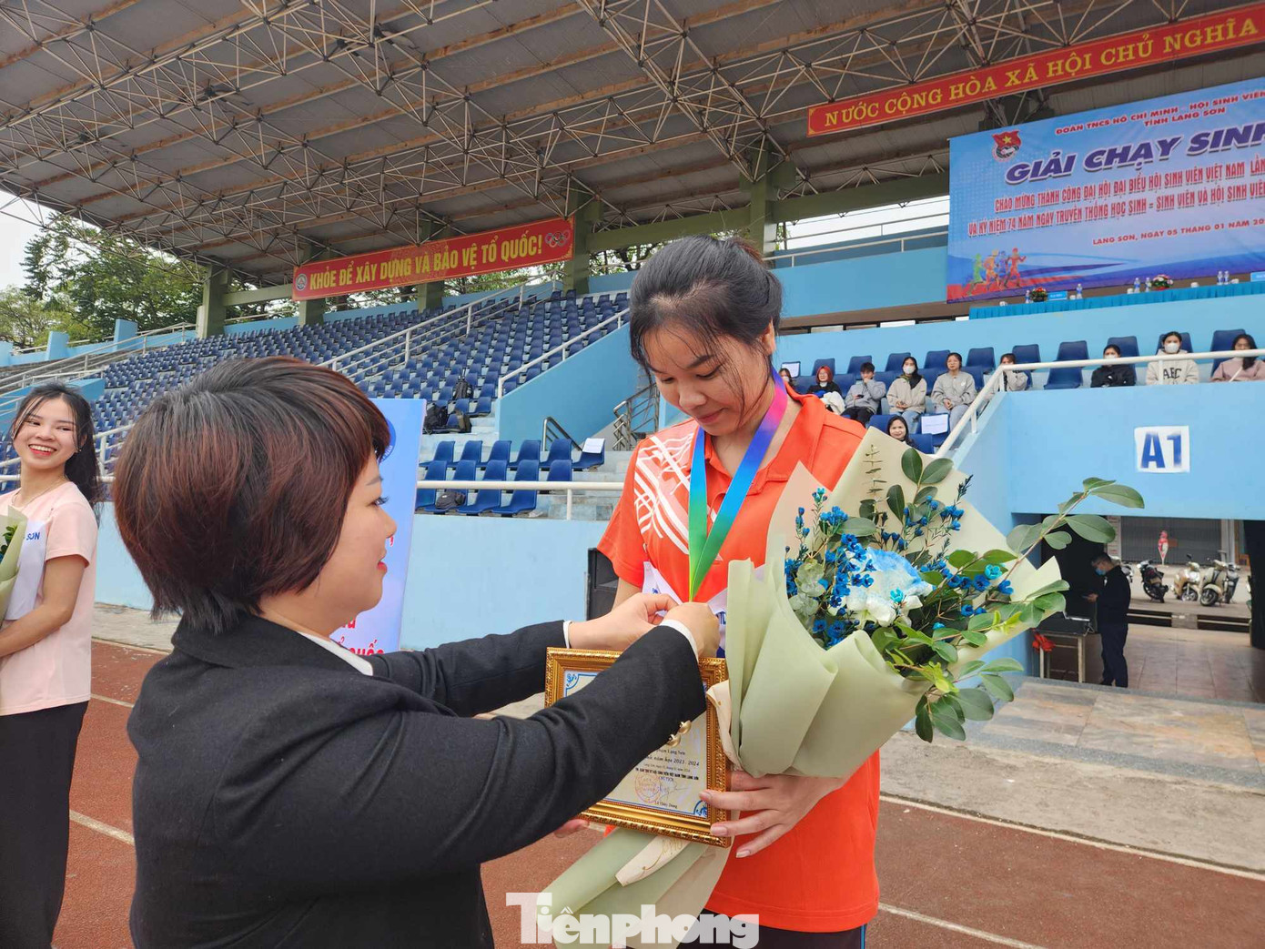 Vận động viên La Bích Huệ - sinh viên trường Cao đẳng Sư phạm nhận Huy chương Vàng đơn nữ. Ảnh: Duy Chiến