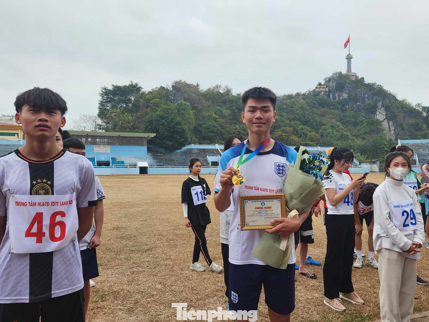 Vận động viên Hoàng Thanh Tuyền (giữa) - sinh viên Trường Cao đẳng Y tế Lạng Sơn đoạt Huy chương Vàng đơn nam. Ảnh: Duy Chiến