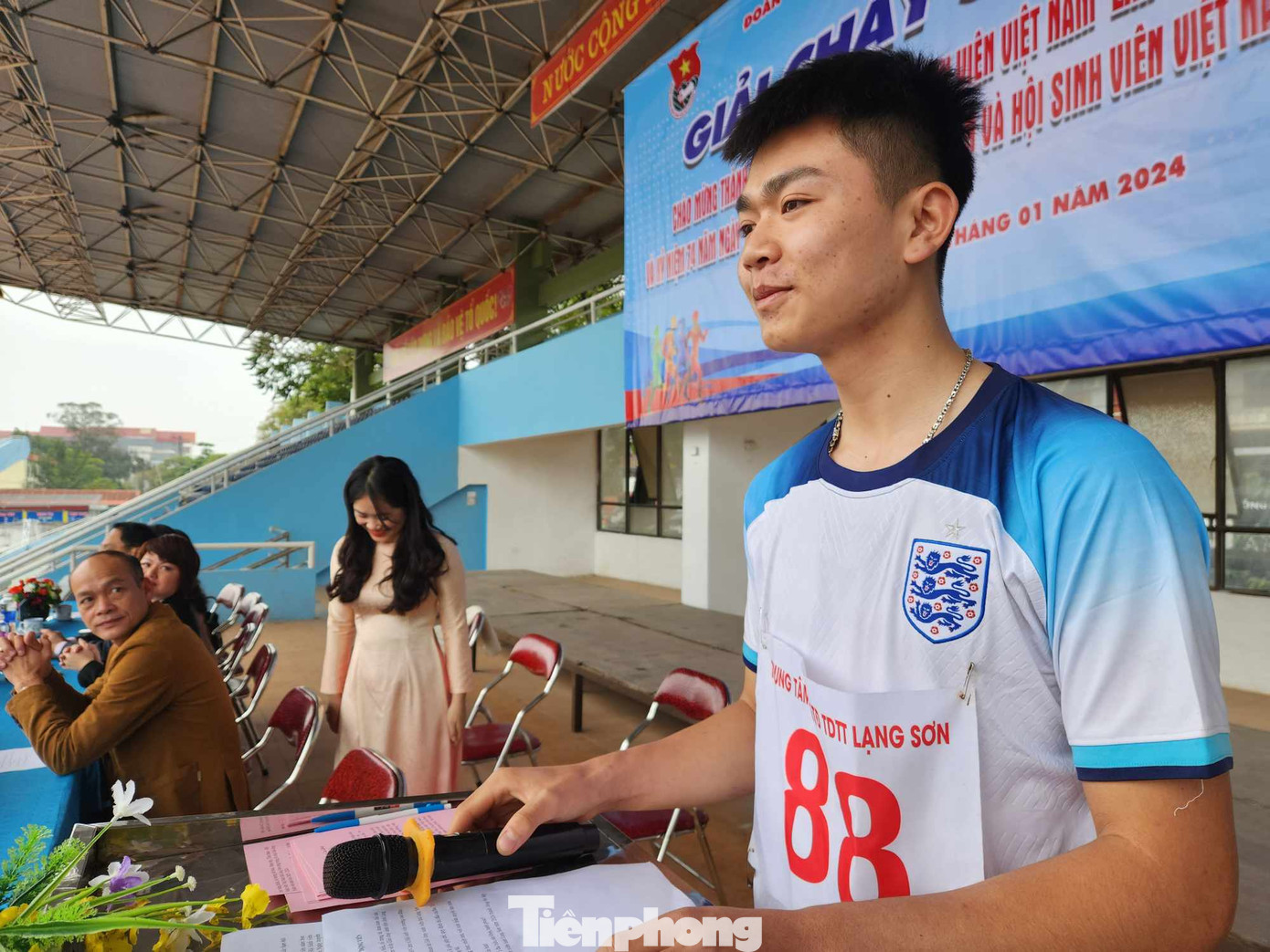 Sinh viên Hoàng Thanh Tuyền - Sinh viên Trường Cao đẳng Y tế Lạng Sơn thay mặt các VĐV hứa thi đấu hết mình, góp phần giải đấu thành công. Ảnh: Duy Chiến