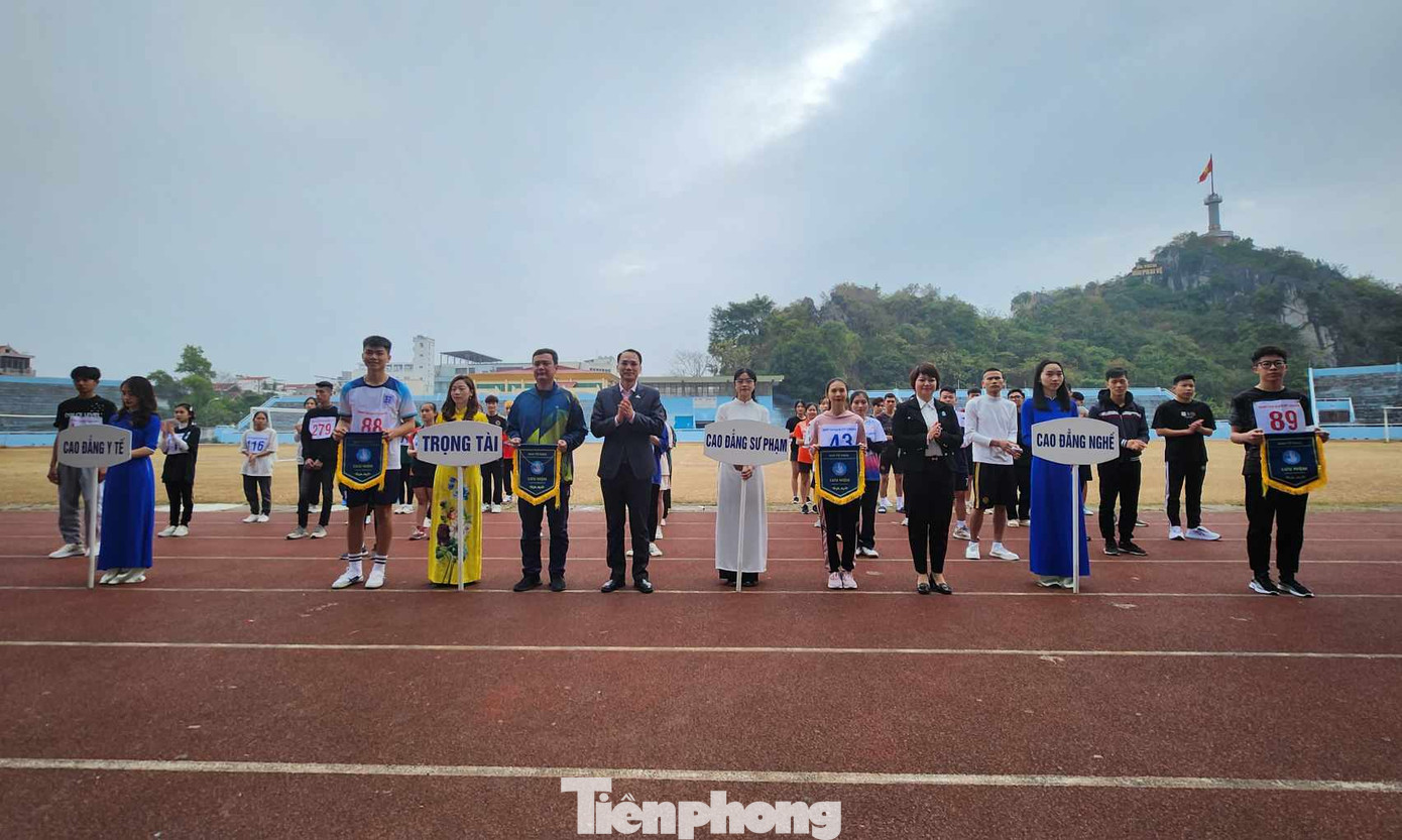 Ban tổ chức tặng cờ lưu niệm cho các đoàn tham gia giải thi chạy.