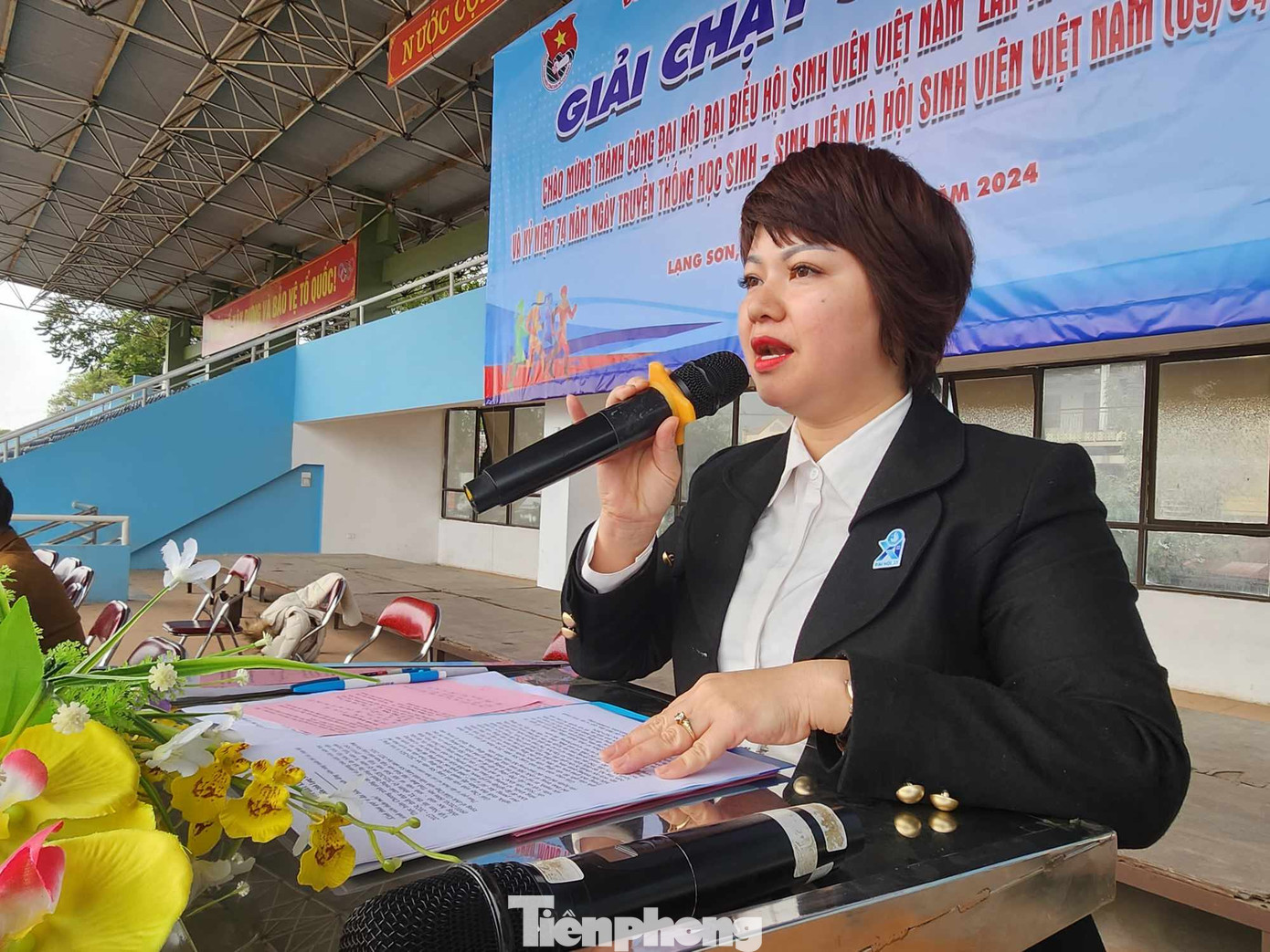 Chị Lê Thùy Dung - Phó Bí thư Tỉnh Đoàn, Chủ tịch Hội Sinh viên Việt Nam tỉnh Lạng Sơn phát biểu Khai mạc giải chạy. Ảnh: Duy Chiến