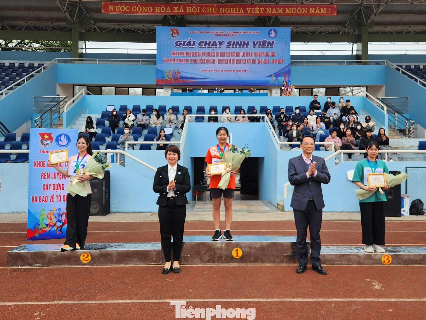 Ban tổ chức trao giải cho các vận động viên đoạt thứ hạng cao. Ảnh: Duy Chiến