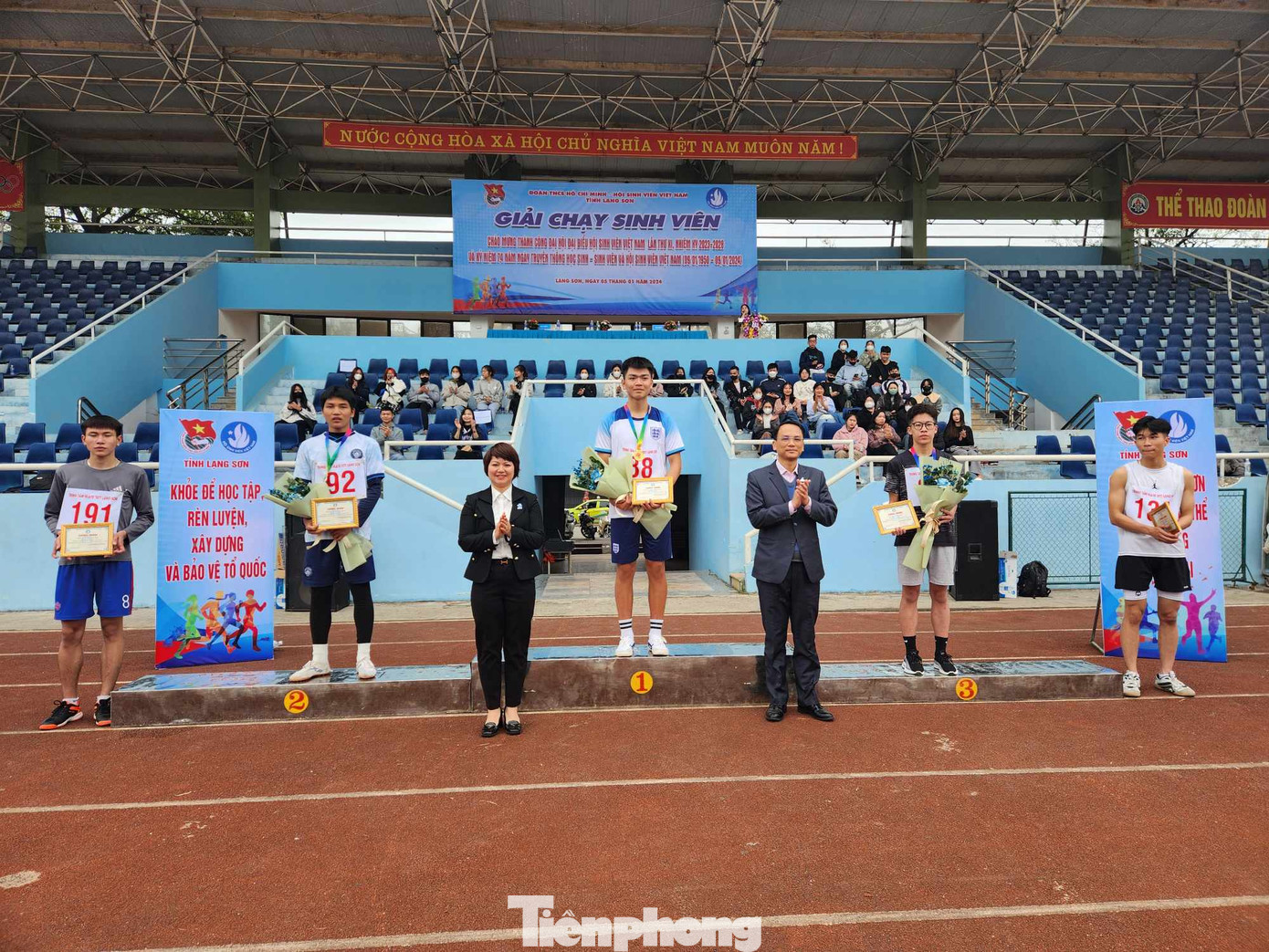 Các vận động viên nam đoạt thành tích cao nhận phần thưởng của Ban tổ chức.