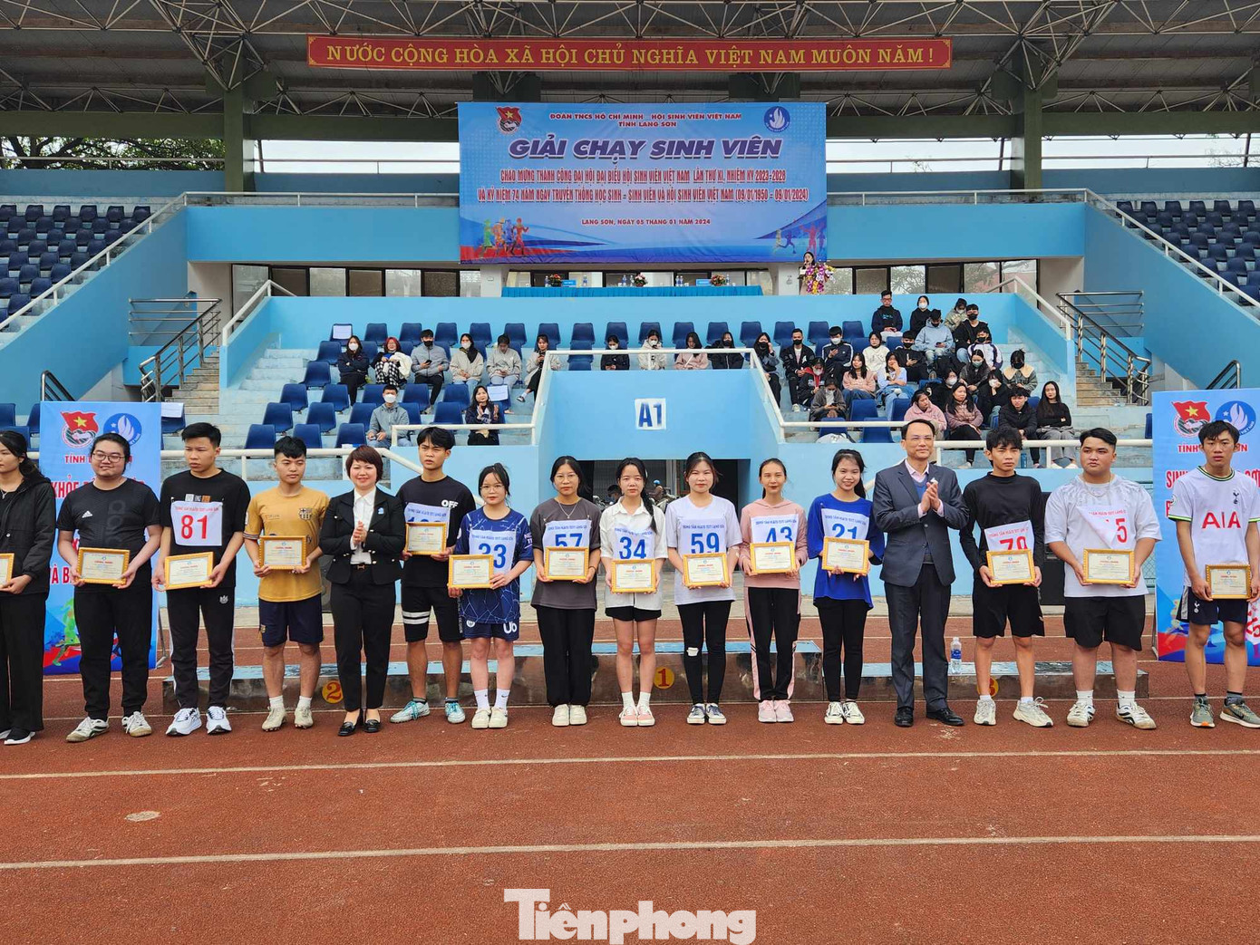 Hội Sinh viên Việt Nam tỉnh Lạng Sơn trao giấy chứng nhận Sinh viên khỏe cho các vận động viên. Ảnh: Duy Chiến