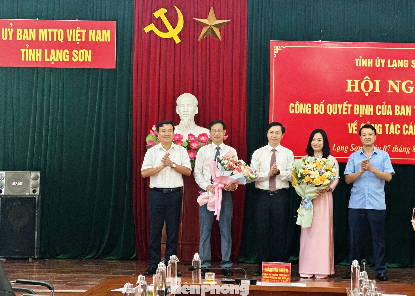 Tập thể lãnh đạo Ủy ban MTTQ Việt Nam tỉnh Lạng Sơn tặng hoa chúc mừng ông Lương Tiến Trình và bà Nguyễn Thị Hồng Vân. Ảnh: Duy Chiến