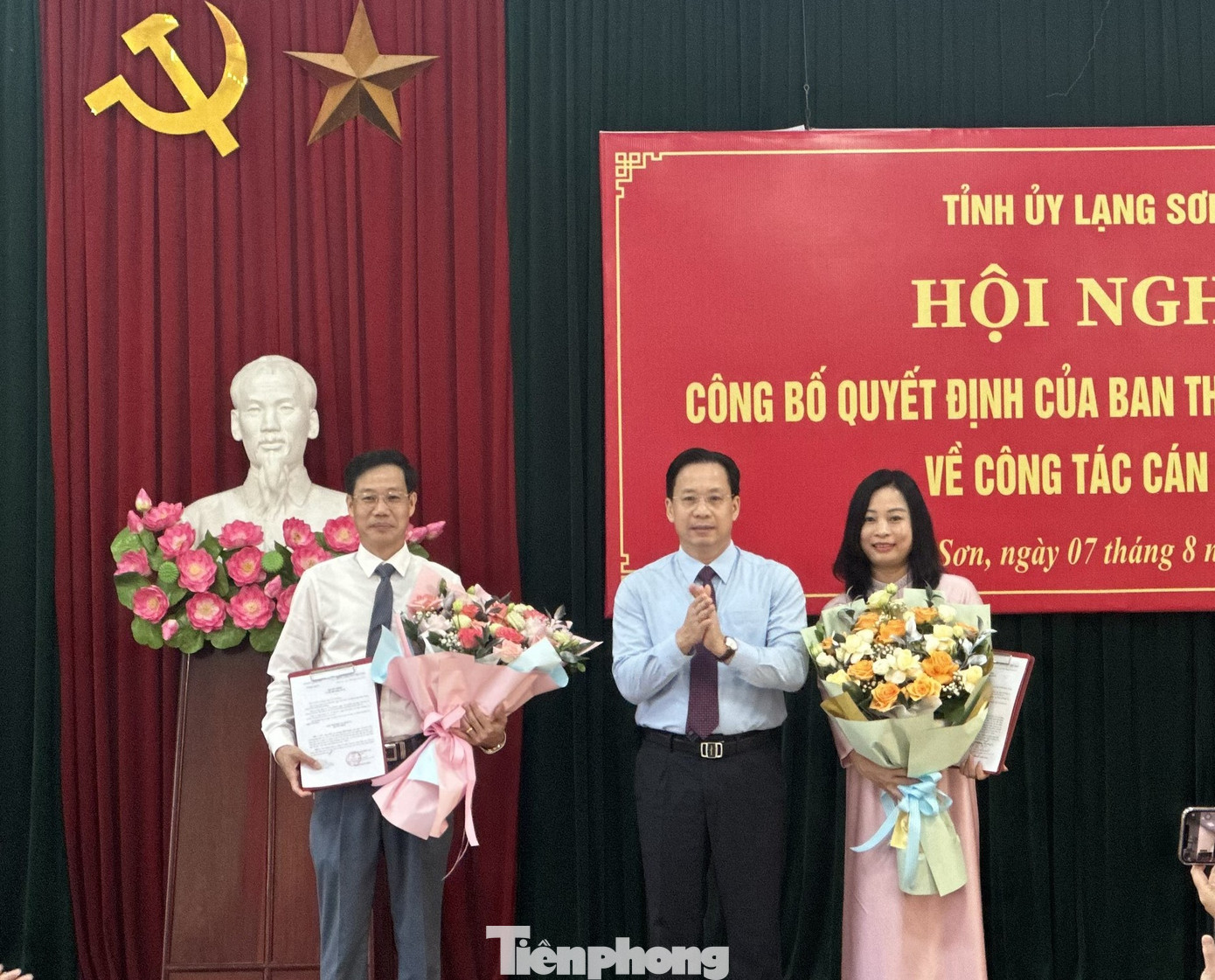 Phó Bí thư Thường trực Tỉnh ủy Lạng Sơn Hoàng Văn Nghiệm (giữa) trao Quyết định và hoa chúc mừng ông Lương Tiến Trình và bà Nguyễn Thị Hồng Vân. Ảnh: Duy Chiến