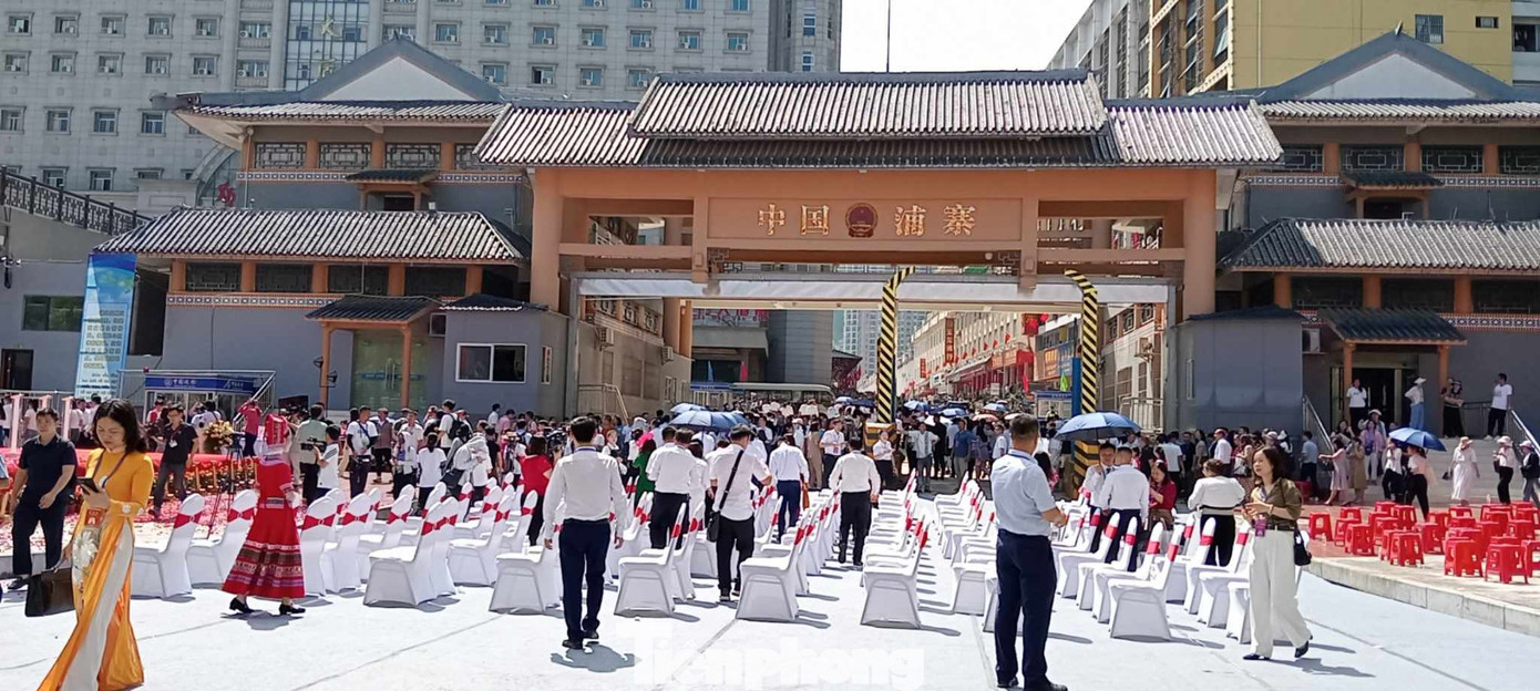 Sôi nổi các hoạt động giao lưu văn hóa, giao thương hàng hóa qua cửa khẩu Lạng Sơn (Việt Nam)- Pò Chài (Trung Quốc). Ảnh: Duy Chiến.