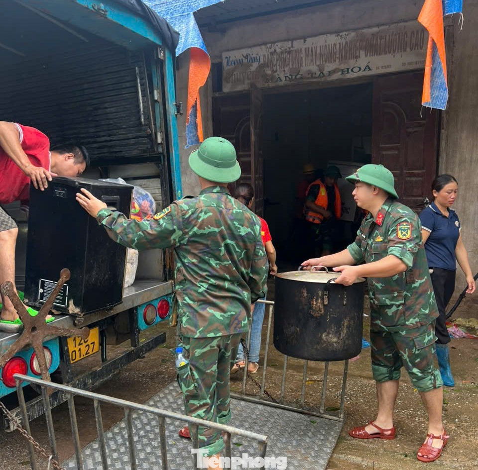 Cán bộ chiến sỹ Ban Chỉ huy Quân sự huyện Cao Lộc cùng nhân dân phòng chống bão lụt. Ảnh: Duy Chiến