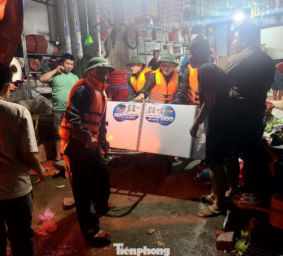 Bộ đội Cao Lộc giúp dân sơ tán chạy lũ suốt đêm 8/9. Ảnh: Duy Chiến