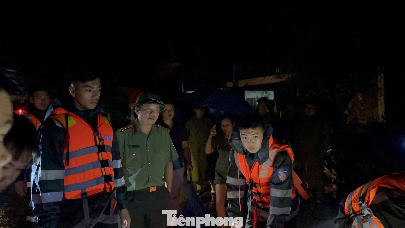 Vào lúc 23h ngày 8/9, Đại tá Triệu Tuấn Hải, Phó Giám đốc Công an tỉnh Lạng Sơn cùng 60 cán bộ chiến sỹ Cảnh sát cơ động đã có mặt tại huyện Tràng Định tham gia ứng cứu nhân dân.