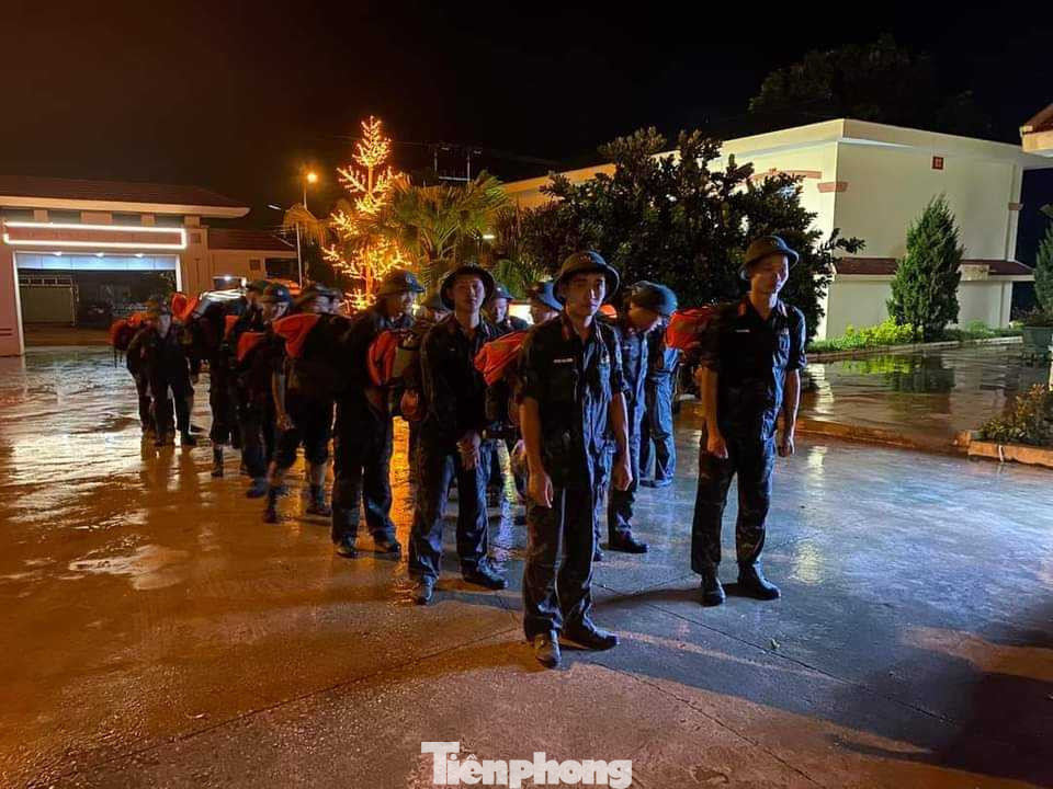 Các tổ, đội công tác Bộ Chỉ huy Quân sự tỉnh Lạng Sơn sẵn sàng lên đường làm nhiệm vụ phòng chống bão lũ.