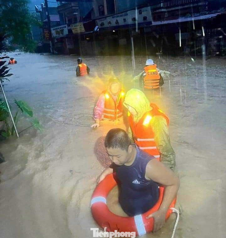 Thâu đêm di dời người ở vùng nguy hiểm đến nơi an toàn.