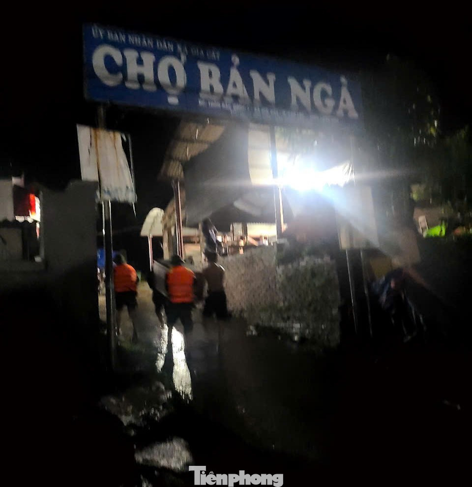 Nước lũ sông Kỳ Cùng dâng cao, uy hiếp chợ Bản Ngà (huyện Cao Lộc)