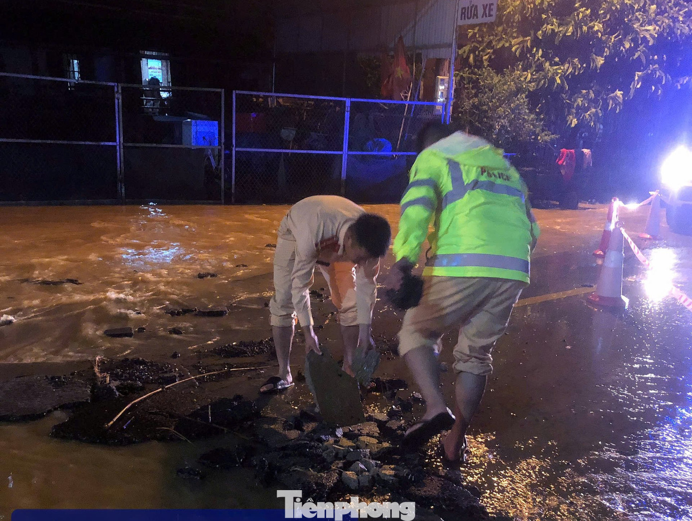 Cảnh sát giao thông Công an huyện Bình Gia (Lạng Sơn) xử lý vật cản do mưa lũ để lại.