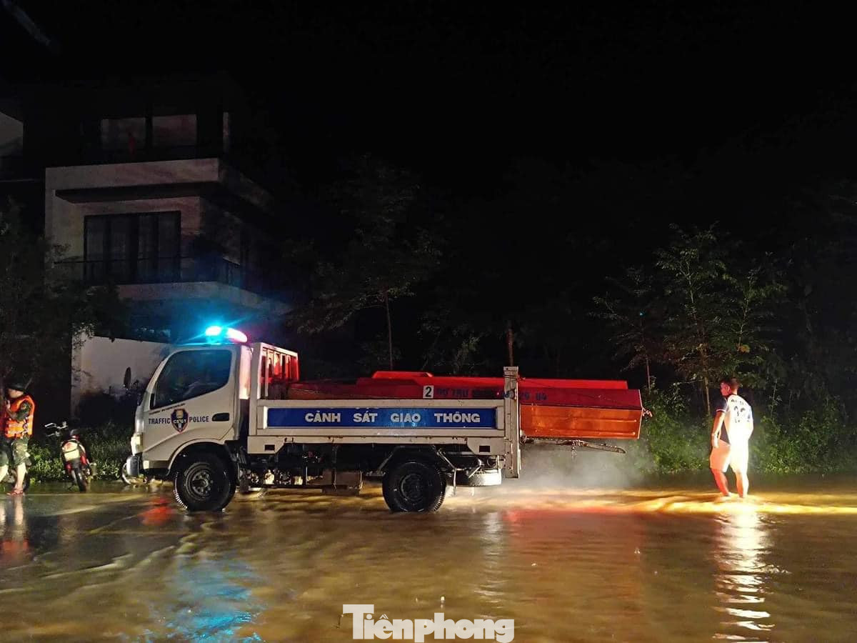 Lực lượng CSGT Công an Lạng Sơn làm việc xuyên đêm điều tiết giao thông, cảnh báo điểm ngập lụt.