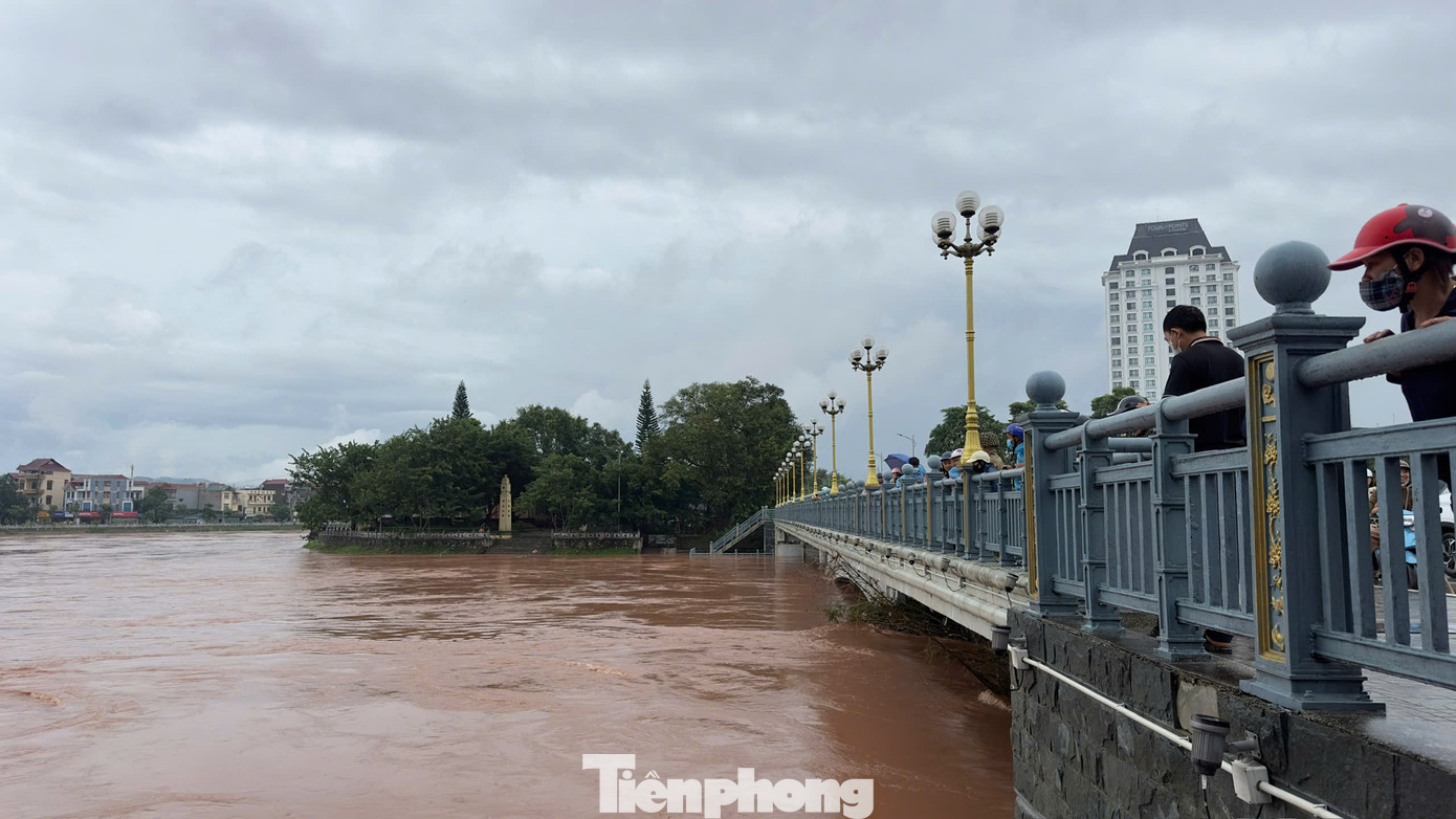 Lũ dâng cao chưa từng thấy ở khu vực cầu Kỳ Cùng trung tâm thành phố Lạng Sơn. Ảnh chụp sáng 9/9.