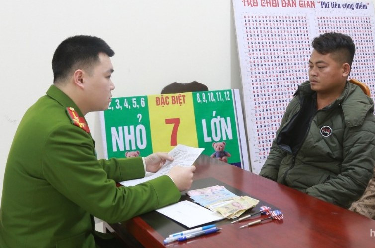 Đối tượng Vũ Hồng Vinh (bên phải) khai nhận hành vi tại cơ quan công an.