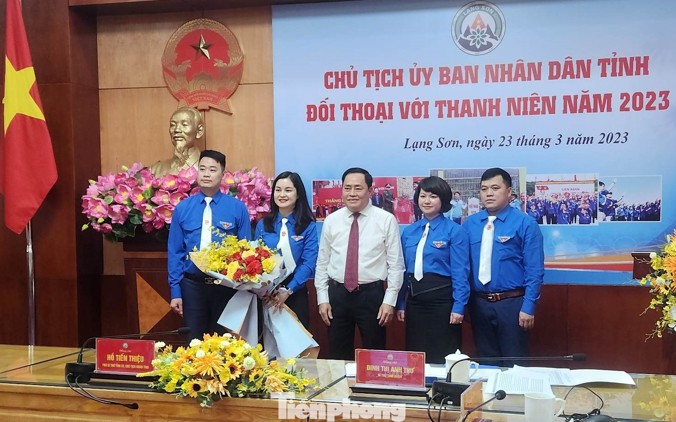 Nhân dịp 92 năm thành lập Đoàn TNCS Hồ Chí Minh (26/3/1931-26/3/2023), lãnh đạo tỉnh Lạng Sơn tặng hoa chúc mừng tuổi trẻ xứ Lạng. Ảnh: Duy Chiến Nhân dịp 92 năm thành lập Đoàn TNCS Hồ Chí Minh (26/3/1931-26/3/2023), lãnh đạo tỉnh Lạng Sơn tặng hoa chúc mừng tuổi trẻ xứ Lạng. Ảnh: Duy Chiến