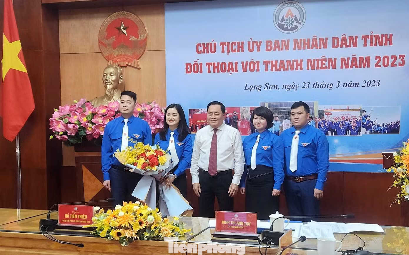 Nhân dịp 92 năm thành lập Đoàn TNCS Hồ Chí Minh (26/3/1931-26/3/2023), lãnh đạo tỉnh Lạng Sơn tặng hoa chúc mừng tuổi trẻ xứ Lạng. Ảnh: Duy Chiến