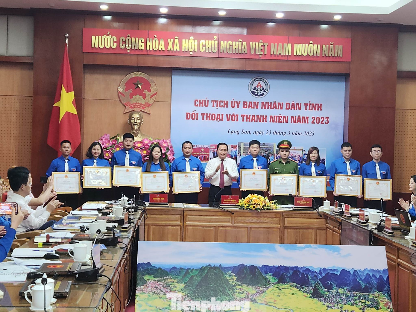 10 cán bộ Đoàn xuất sắc trên địa bàn tỉnh Lạng Sơn trong việc thực hiện chuyển đổi số năm 2022 nhận Bằng khen của Chủ tịch UBND tỉnh Lạng Sơn. Ảnh: Duy Chiến 10 cán bộ Đoàn xuất sắc trên địa bàn tỉnh Lạng Sơn trong việc thực hiện chuyển đổi số năm 2022 nhận Bằng khen của Chủ tịch UBND tỉnh Lạng Sơn. Ảnh: Duy Chiến