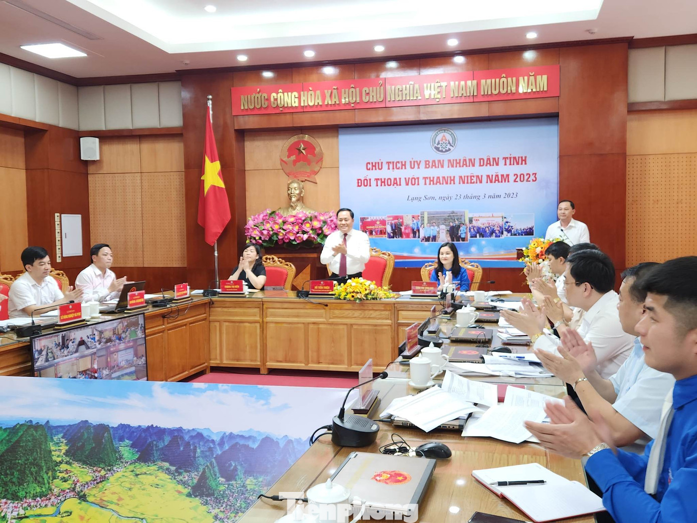 Chủ tịch UBND tỉnh Lạng Sơn Hồ Tiến Thiệu (giữa) chủ trì tham gia đối thoại với thanh niên Lạng Sơn. Ảnh: Duy Chiến Chủ tịch UBND tỉnh Lạng Sơn Hồ Tiến Thiệu (giữa) chủ trì tham gia đối thoại với thanh niên Lạng Sơn. Ảnh: Duy Chiến