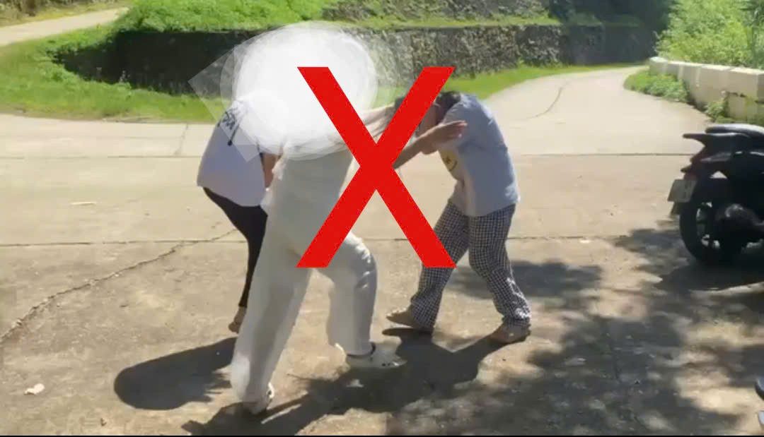 Các nữ sinh đánh nhau trên đồi Văn Vỉ, tỉnh Lạng Sơn (trích từ video đăng trên mạng) Các nữ sinh đánh nhau trên đồi Văn Vỉ, tỉnh Lạng Sơn (trích từ video đăng trên mạng)