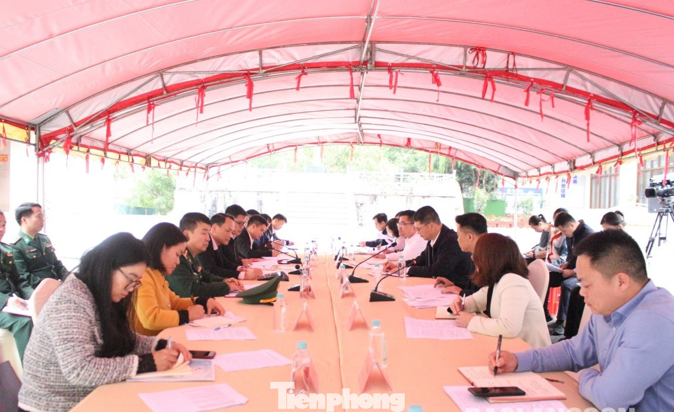 Quang cảnh làm việc đại biểu hai bên biên giới về thúc đẩy du lịch qua biên giới Việt - Trung. Quang cảnh làm việc đại biểu hai bên biên giới về thúc đẩy du lịch qua biên giới Việt - Trung.