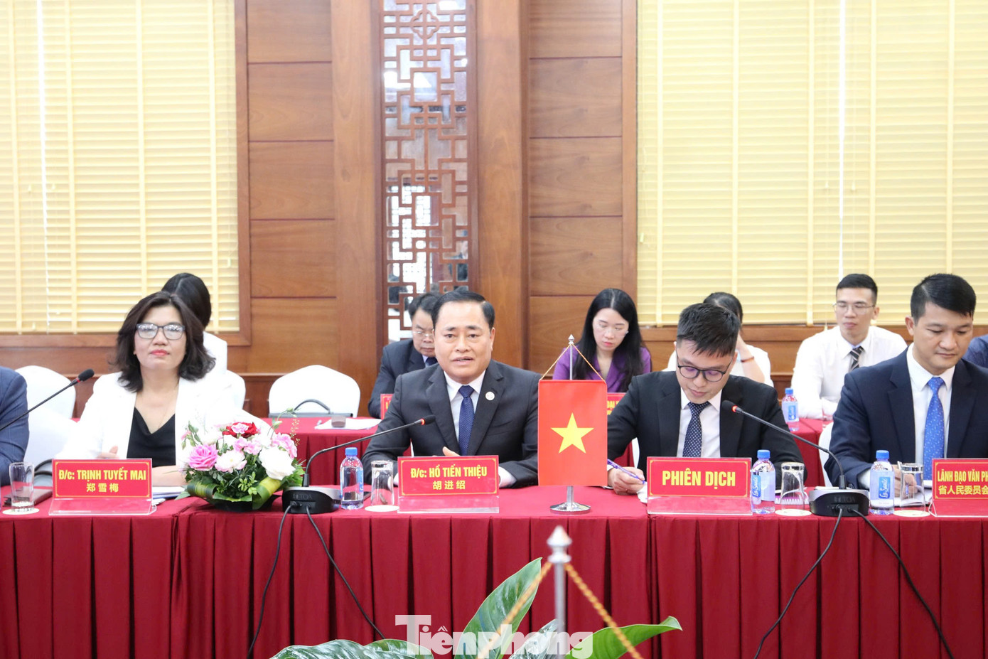 Chủ tịch UBND tỉnh Lạng Sơn Hồ Tiến Thiệu (giữa) cùng đoàn đại biểu Lạng Sơn tham gia hội đàm. Chủ tịch UBND tỉnh Lạng Sơn Hồ Tiến Thiệu (giữa) cùng đoàn đại biểu Lạng Sơn tham gia hội đàm.