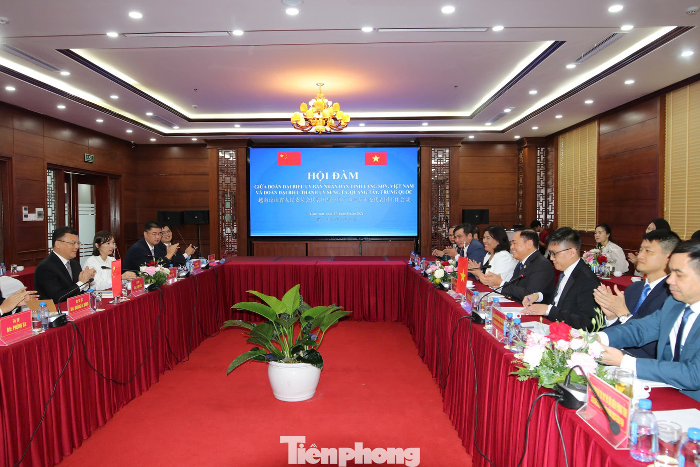 Quang cảnh hội đàm. Quang cảnh hội đàm.