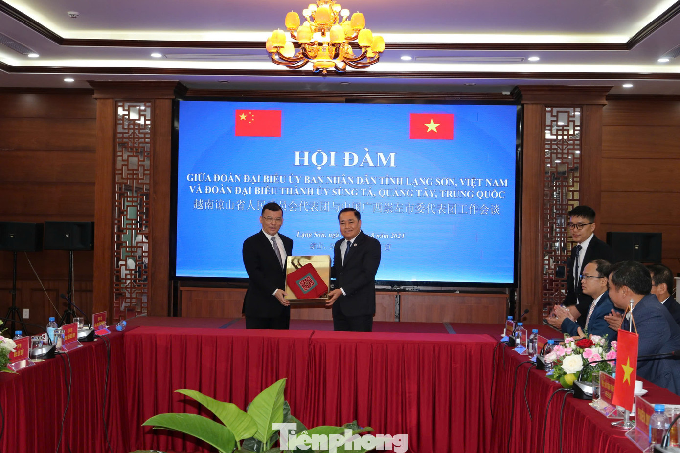 Trao tặng lưu niệm giữa lãnh đạo tỉnh Lạng Sơn và Quảng Tây, Trung Quốc. Trao tặng lưu niệm giữa lãnh đạo tỉnh Lạng Sơn và Quảng Tây, Trung Quốc.