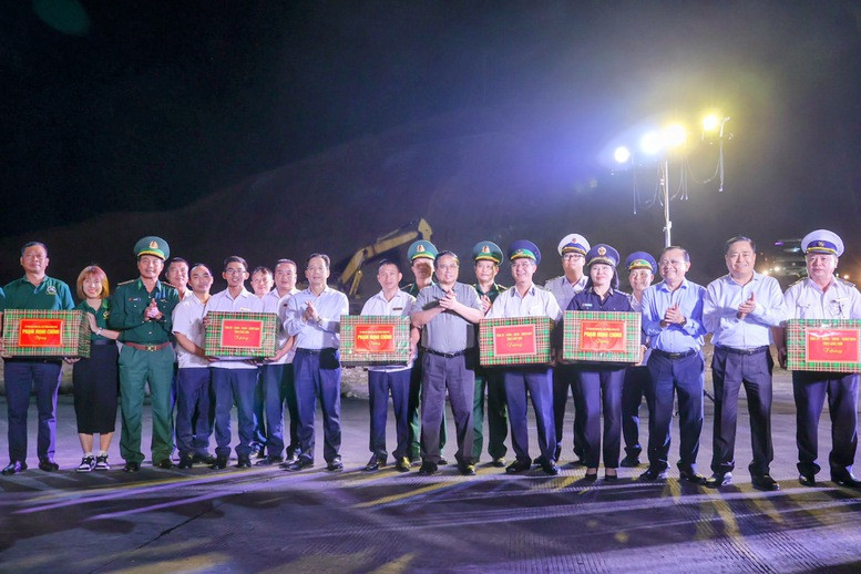 Thủ tướng Phạm Minh Chính tặng quà động viên các lực lượng chức năng tại cửa khẩu Hữu Nghị (ảnh: N.B).