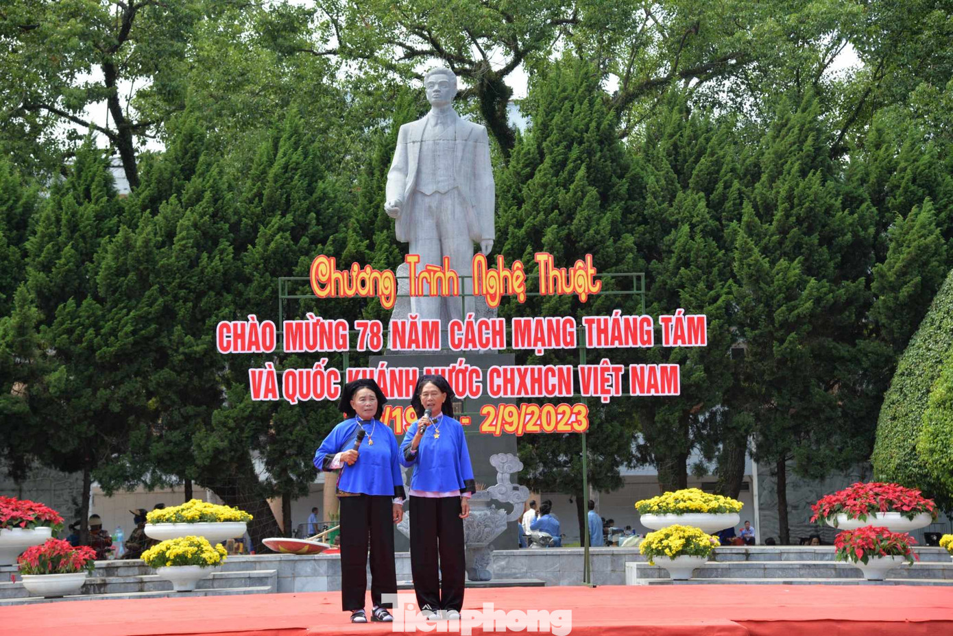 Các nghệ nhân, văn nghệ sỹ địa phương tổ chức chương trình giao lưu. Ảnh: Duy Chiến