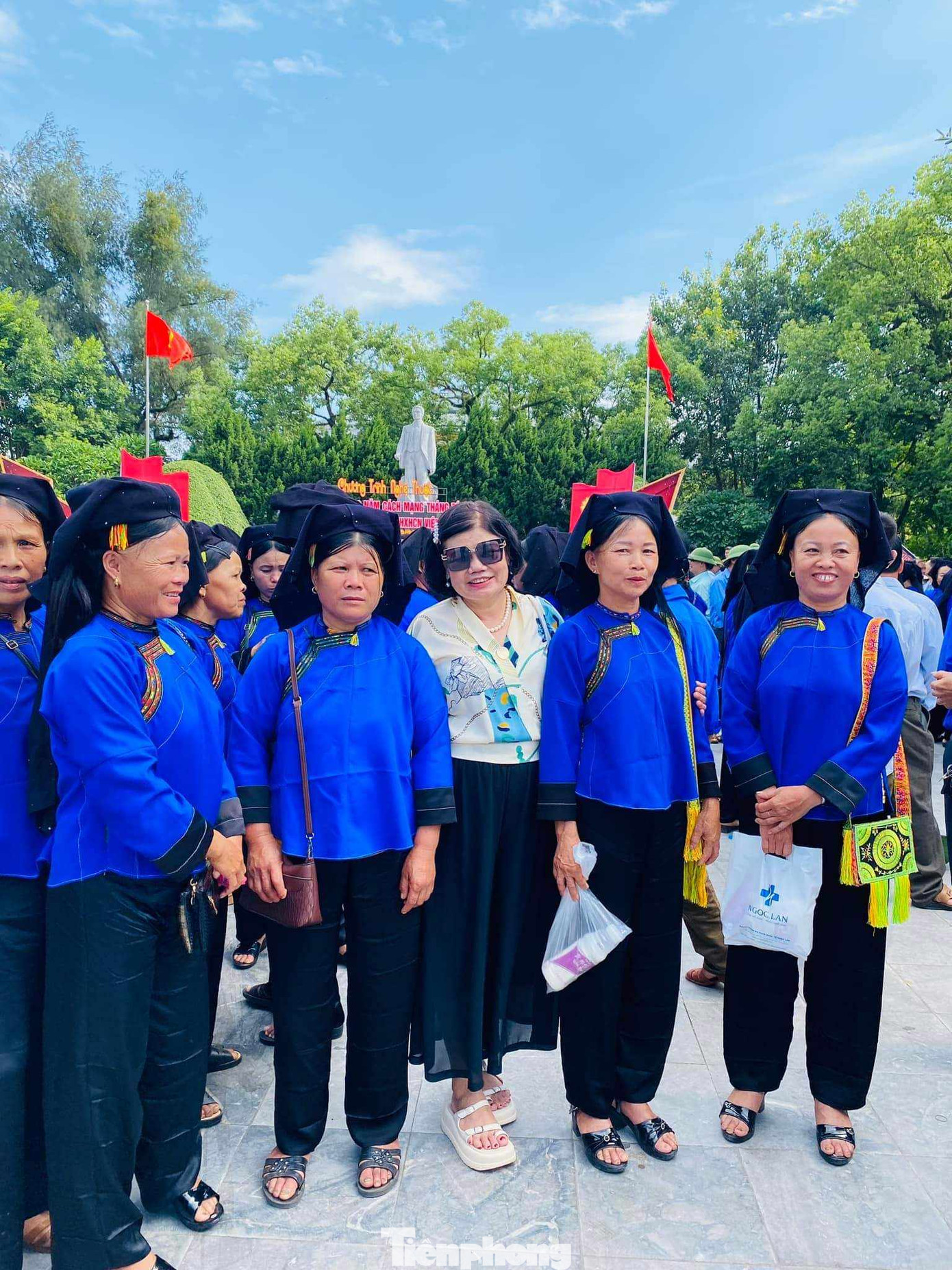 Áo chàm xanh xuống phố