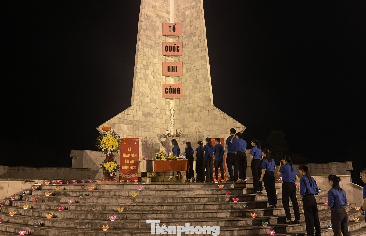 Tuổi trẻ Cao Bằng thắp nến tri ân. Tuổi trẻ Cao Bằng thắp nến tri ân.