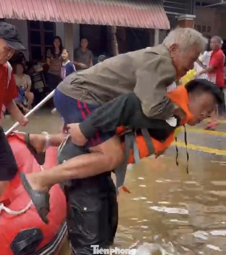 Hình ảnh cụ ông được chiến sỹ Công an Lạng Sơn cõng từ nhà đi bệnh viện cấp cứu, gây xúc động của mọi người. Hình ảnh cụ ông được chiến sỹ Công an Lạng Sơn cõng từ nhà đi bệnh viện cấp cứu, gây xúc động của mọi người.