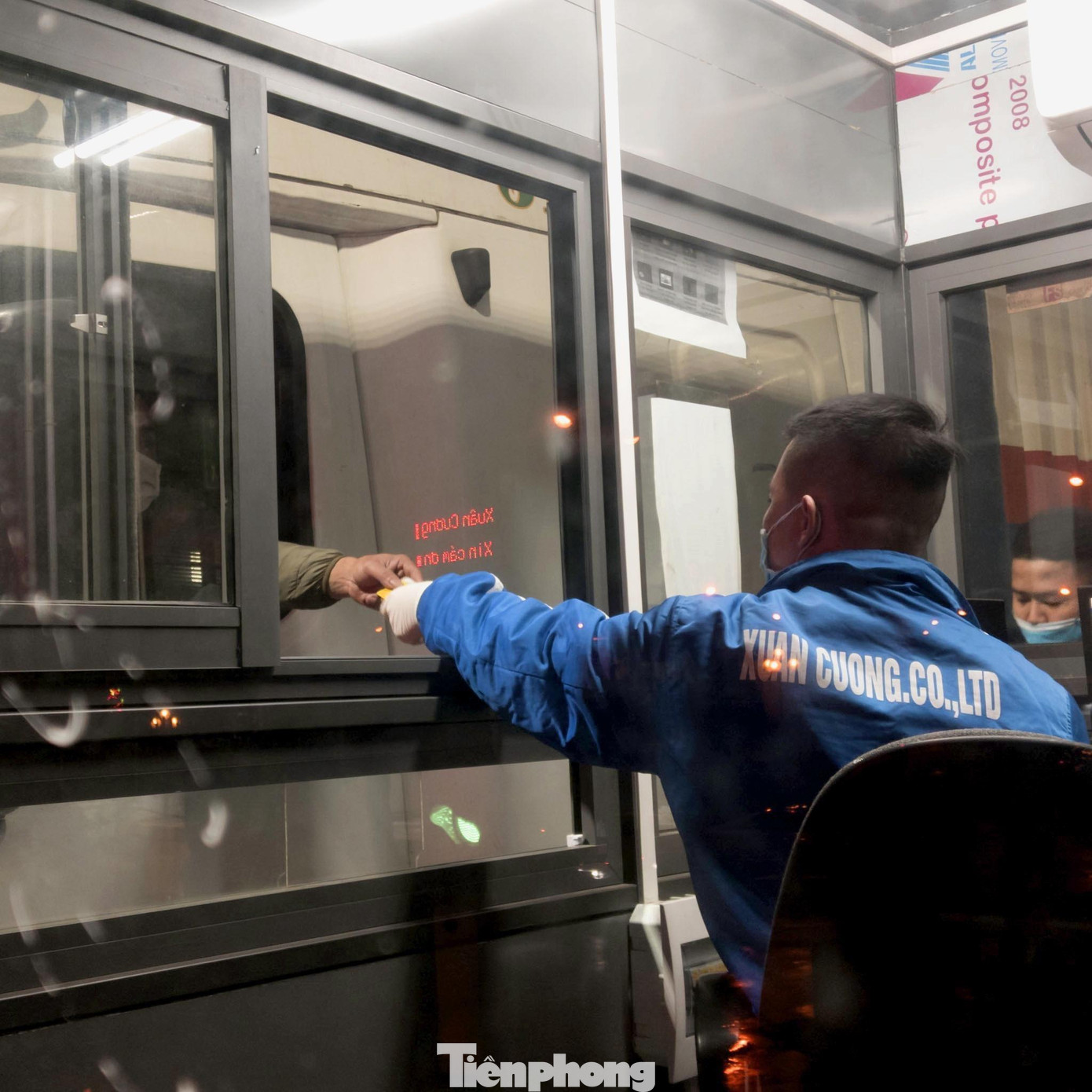 Chủ hàng và lái xe qua biên giới được kiểm tra, làm thủ tục phòng chống dịch COVID-19 một cách nghiêm ngặt -Ảnh: Duy Chiến Chủ hàng và lái xe qua biên giới được kiểm tra, làm thủ tục phòng chống dịch COVID-19 một cách nghiêm ngặt -Ảnh: Duy Chiến