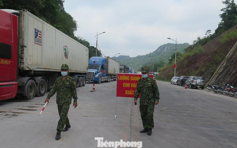 Lực lượng Biên phòng và các ngành chức năng tỉnh Lạng Sơn đang hướng dẫn, điều tiết xe xuất hàng qua biên giới -Ảnh: TL Lực lượng Biên phòng và các ngành chức năng tỉnh Lạng Sơn đang hướng dẫn, điều tiết xe xuất hàng qua biên giới -Ảnh: TL