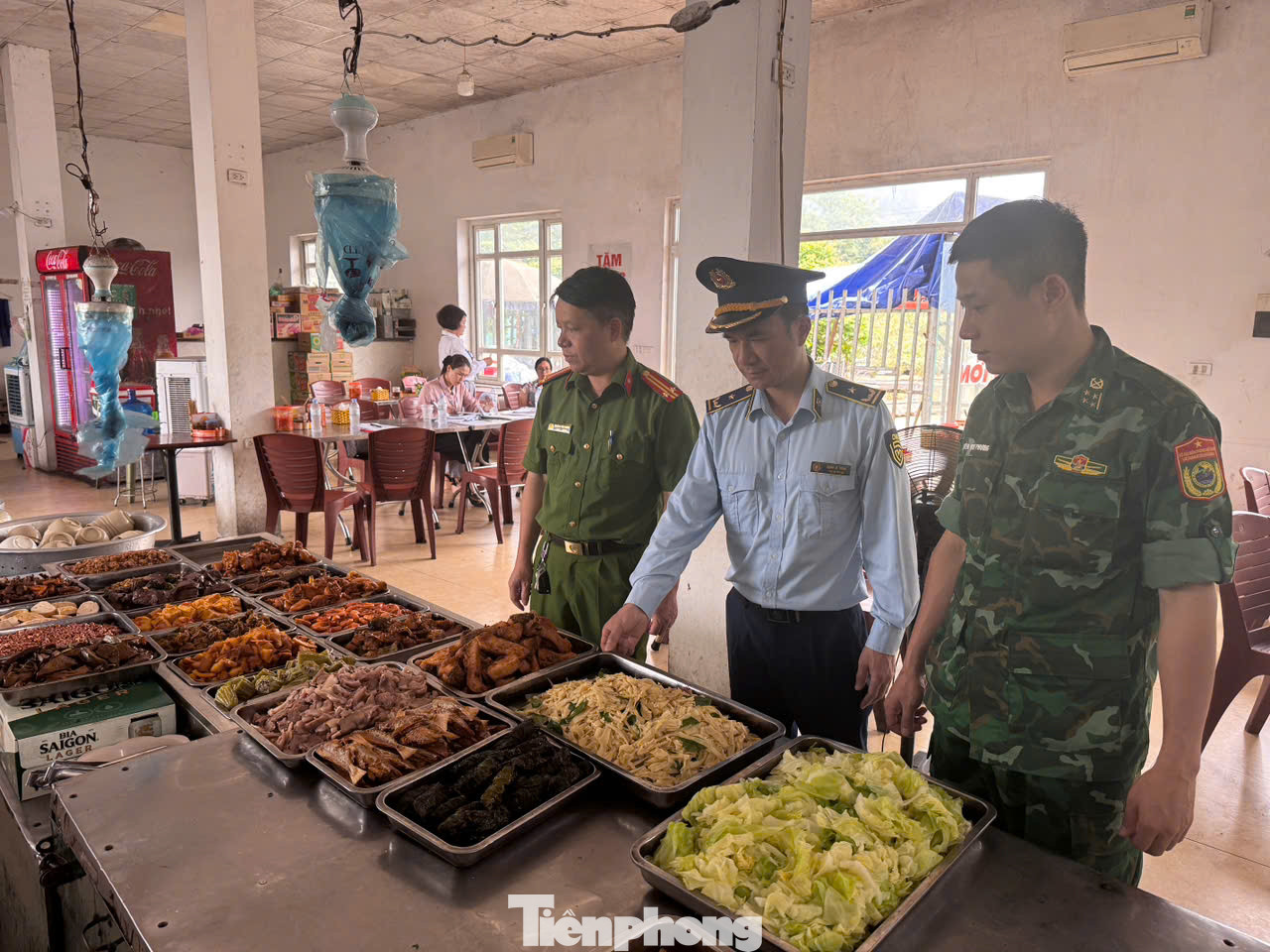 Lực lượng chức năng địa phương tăng cường giám sát, kiểm tra các hộ kinh doanh ăn uống trên địa bàn.