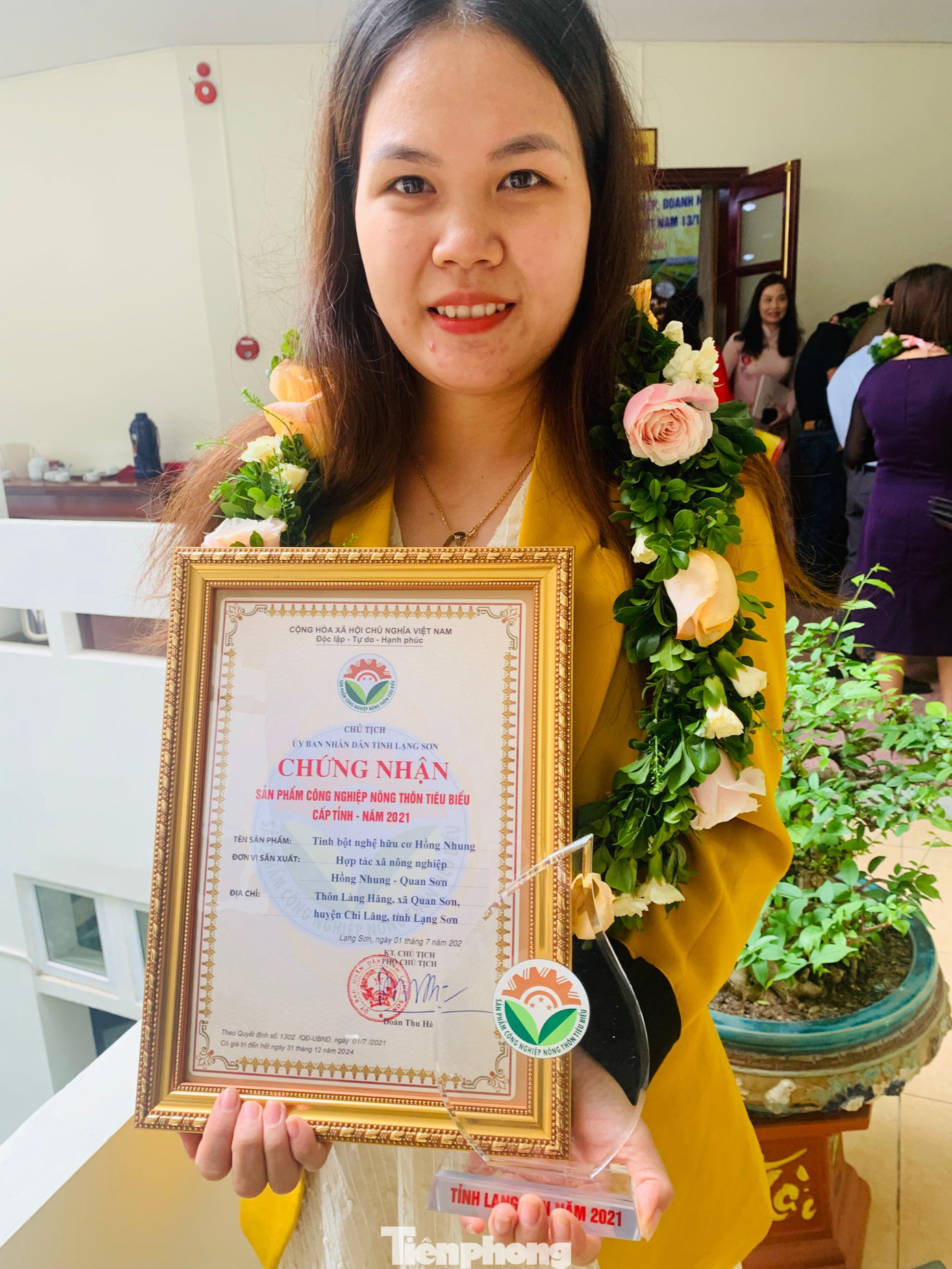 Chị Hoàng Hồng Nhung là phụ nữ vươn lên, sản phẩm tinh bột nghệ Hồng Nhung được chứng nhận là sản phẩm công nghiệp nông thôn tiêu biểu tỉnh Lạng Sơn 2021 -Ảnh: Duy Chiến Chị Hoàng Hồng Nhung là phụ nữ vươn lên, sản phẩm tinh bột nghệ Hồng Nhung được chứng nhận là sản phẩm công nghiệp nông thôn tiêu biểu tỉnh Lạng Sơn 2021 -Ảnh: Duy Chiến