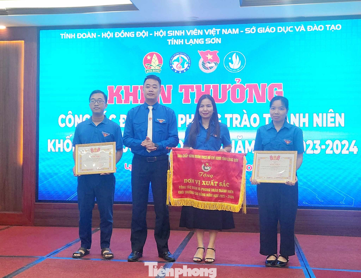 Các tập thể có thành tích xuất sắc nhận cờ thi đua và Bằng khen của Tỉnh Đoàn Lạng Sơn. Ảnh: Duy Chiến