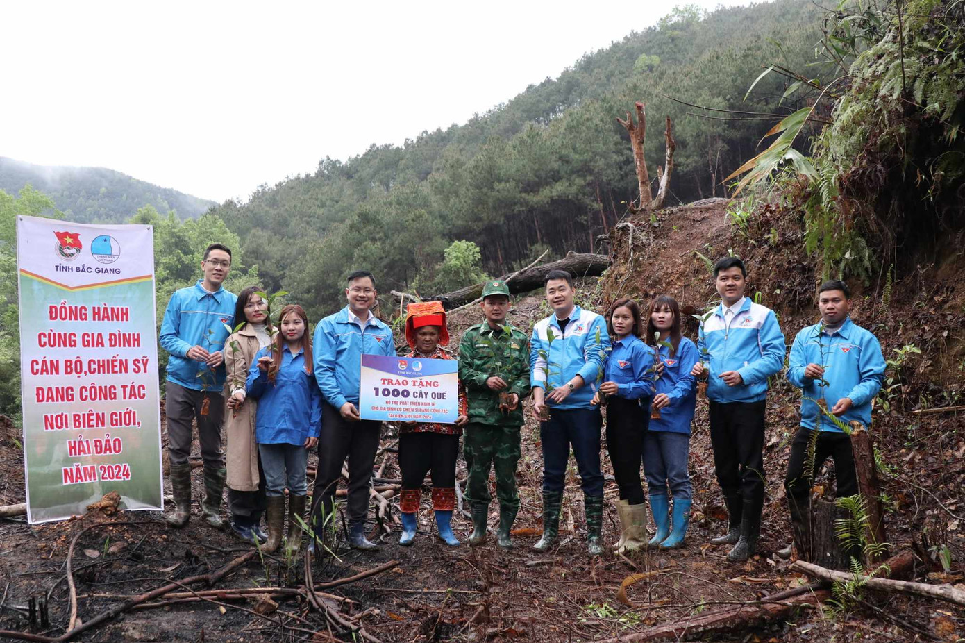 Tặng cây quế cho hộ dân người Dao ở huyện Cao Lộc, Lạng Sơn.