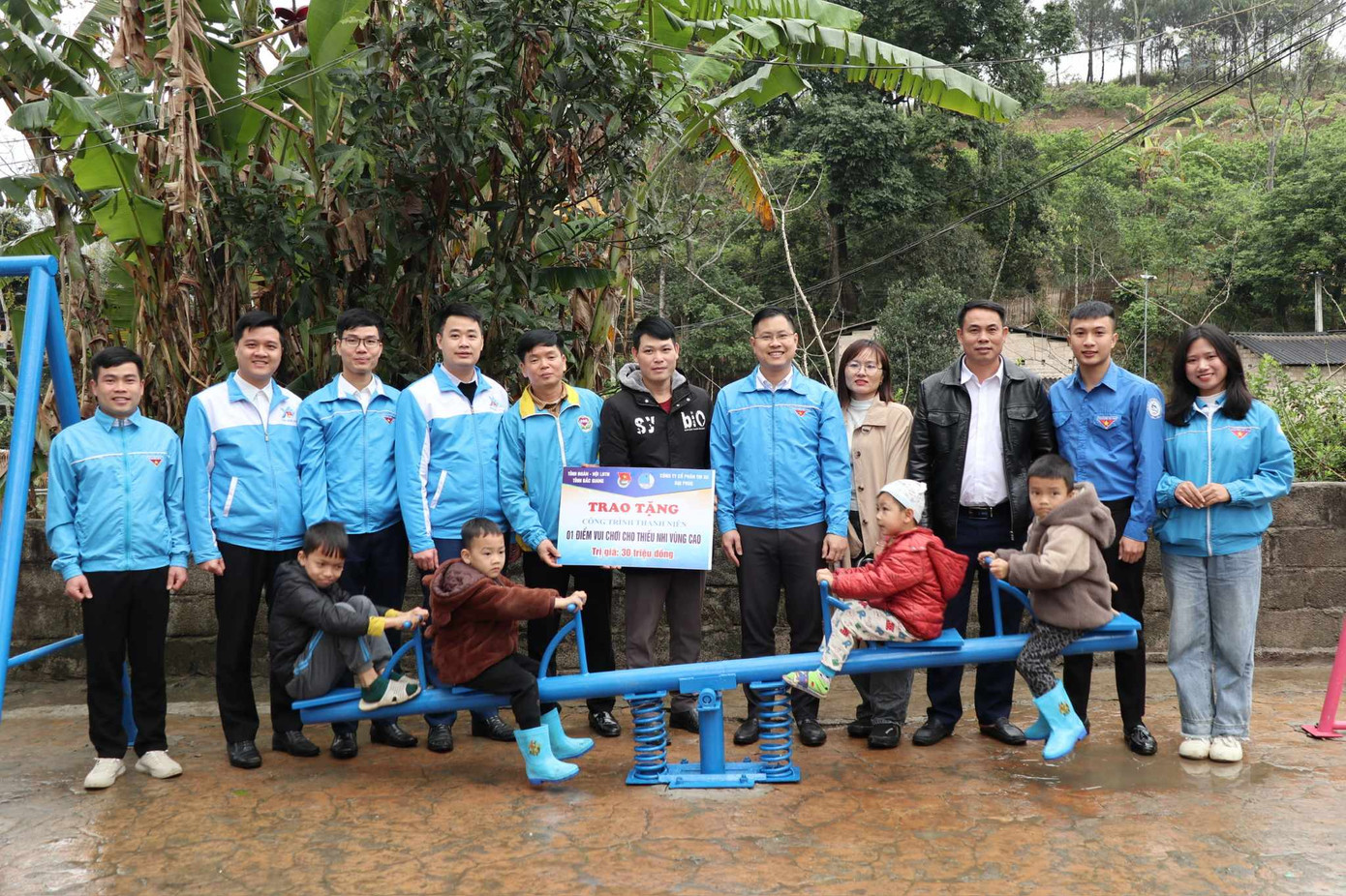 Xây dựng điểm vui chơi cho các em thiếu nhi.