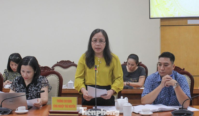 Đại diện lãnh đạo Trường Cao đẳng Công nghiệp Thái Nguyên (đứng, giữa) báo cáo sự việc.