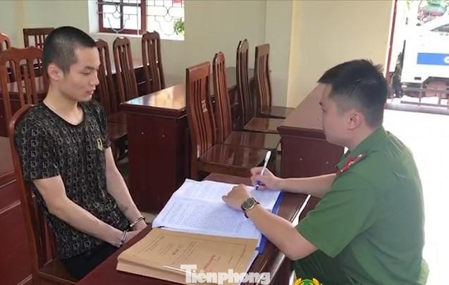 Đối tượng Hoàng Văn Tuấn (bìa trái) khai nhận hành vi trộm cắp tại ngân hàng -Ảnh: H.T Đối tượng Hoàng Văn Tuấn (bìa trái) khai nhận hành vi trộm cắp tại ngân hàng -Ảnh: H.T