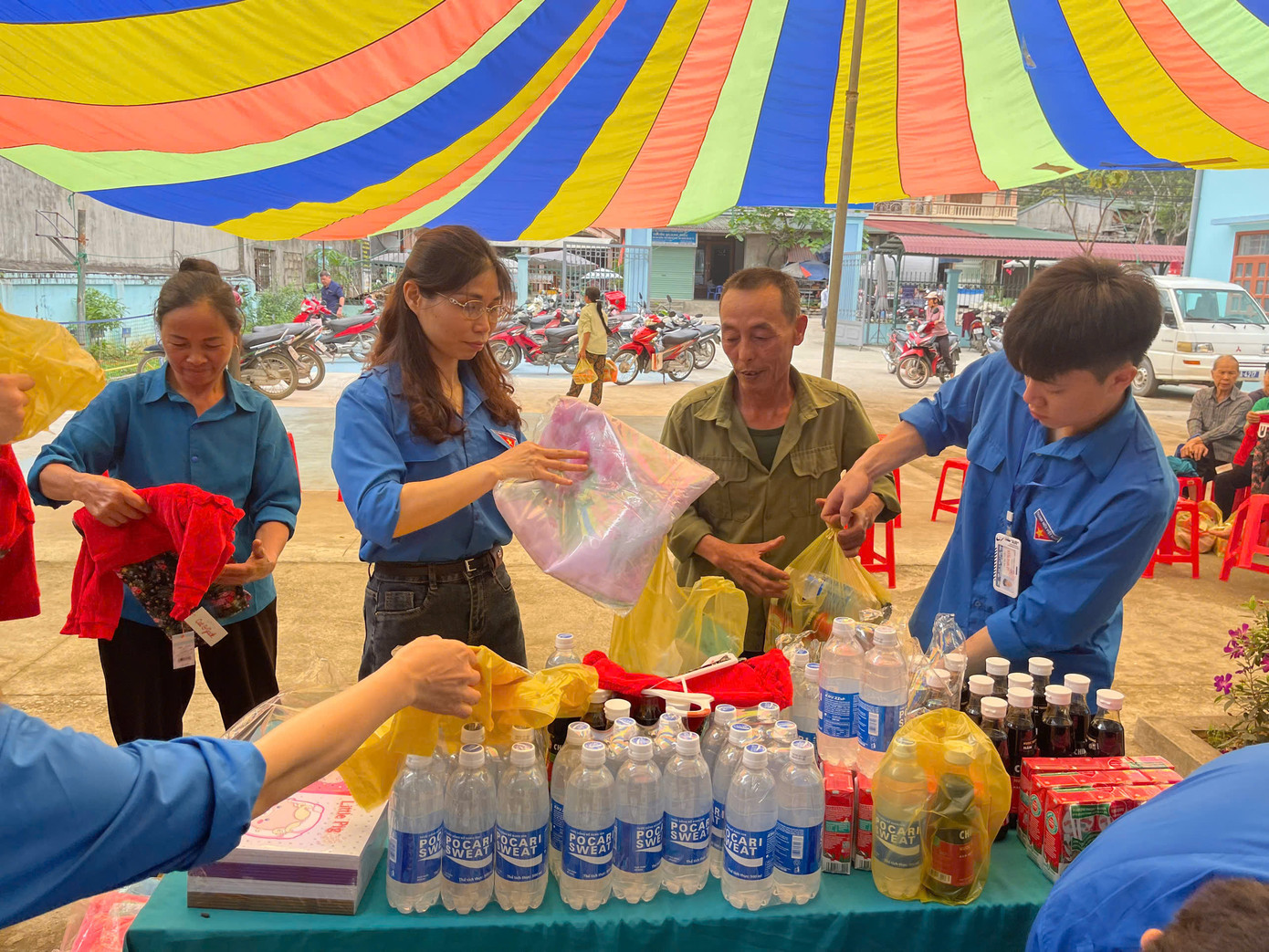 Nhiều phần quà hỗ trợ người dân ở &quot;Gian hàng 0 đồng&quot; huyện Bắc Sơn, tỉnh Lạng Sơn.