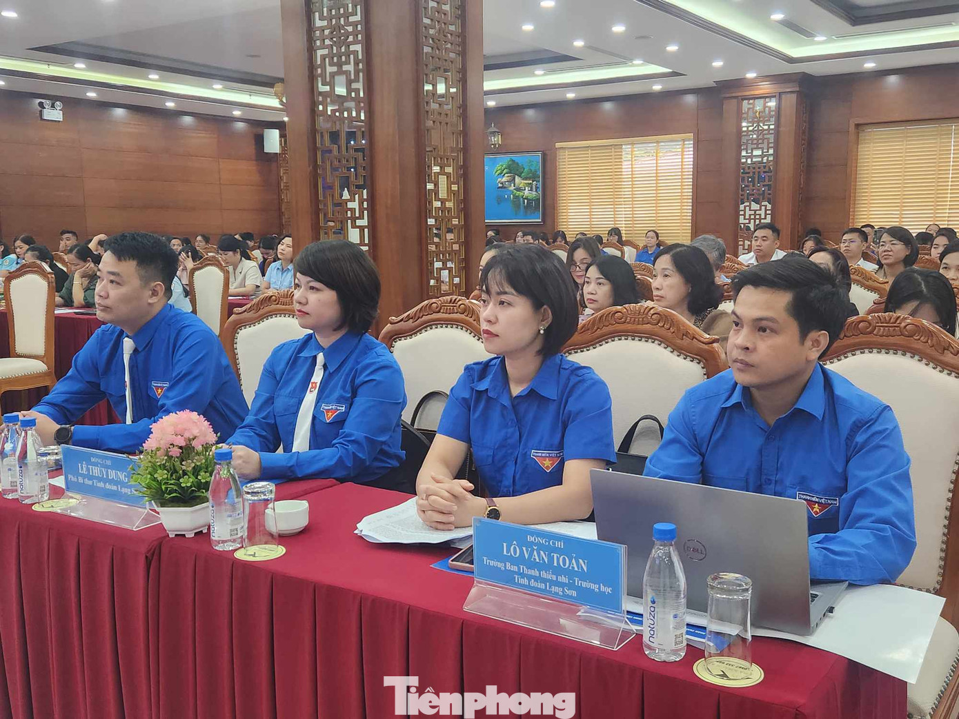 Anh Lô Văn Toản (ngoài cùng bên phải) cùng Ban Thường vụ Tỉnh Đoàn tham dự hoạt động Đoàn- Hội- Đội Lạng Sơn. Ảnh: Duy Chiến